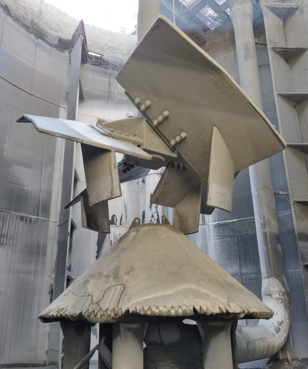 Mixtec large-scale agitator impeller blades inside a mining tank — MACWORX Canadian distributor